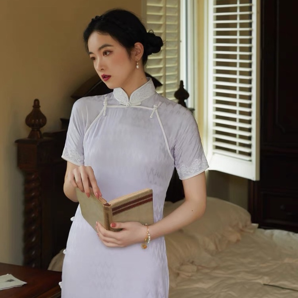 Elegant silk blend qipao with lace trim in light purple
